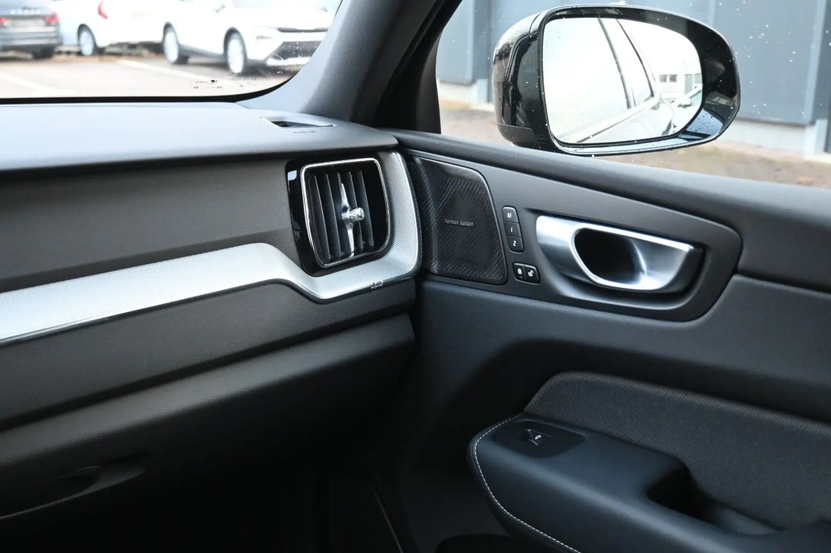 XC60 B4 AWD Plus Dark LED PANO STHZ LUFT 360 H&K