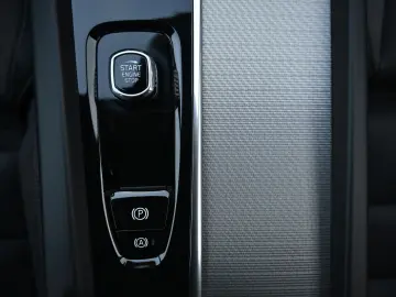 XC60 B4 AWD Plus Dark LED PANO STHZ LUFT 360 H&K