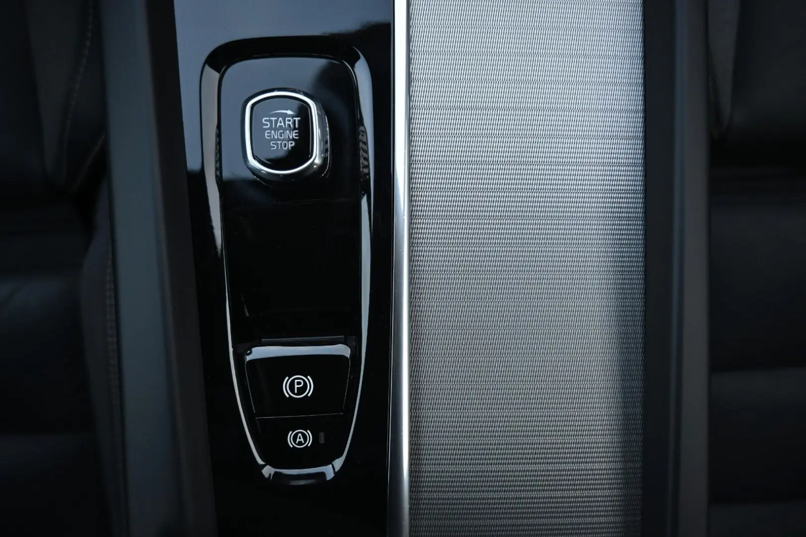 XC60 B4 AWD Plus Dark LED PANO STHZ LUFT 360 H&K