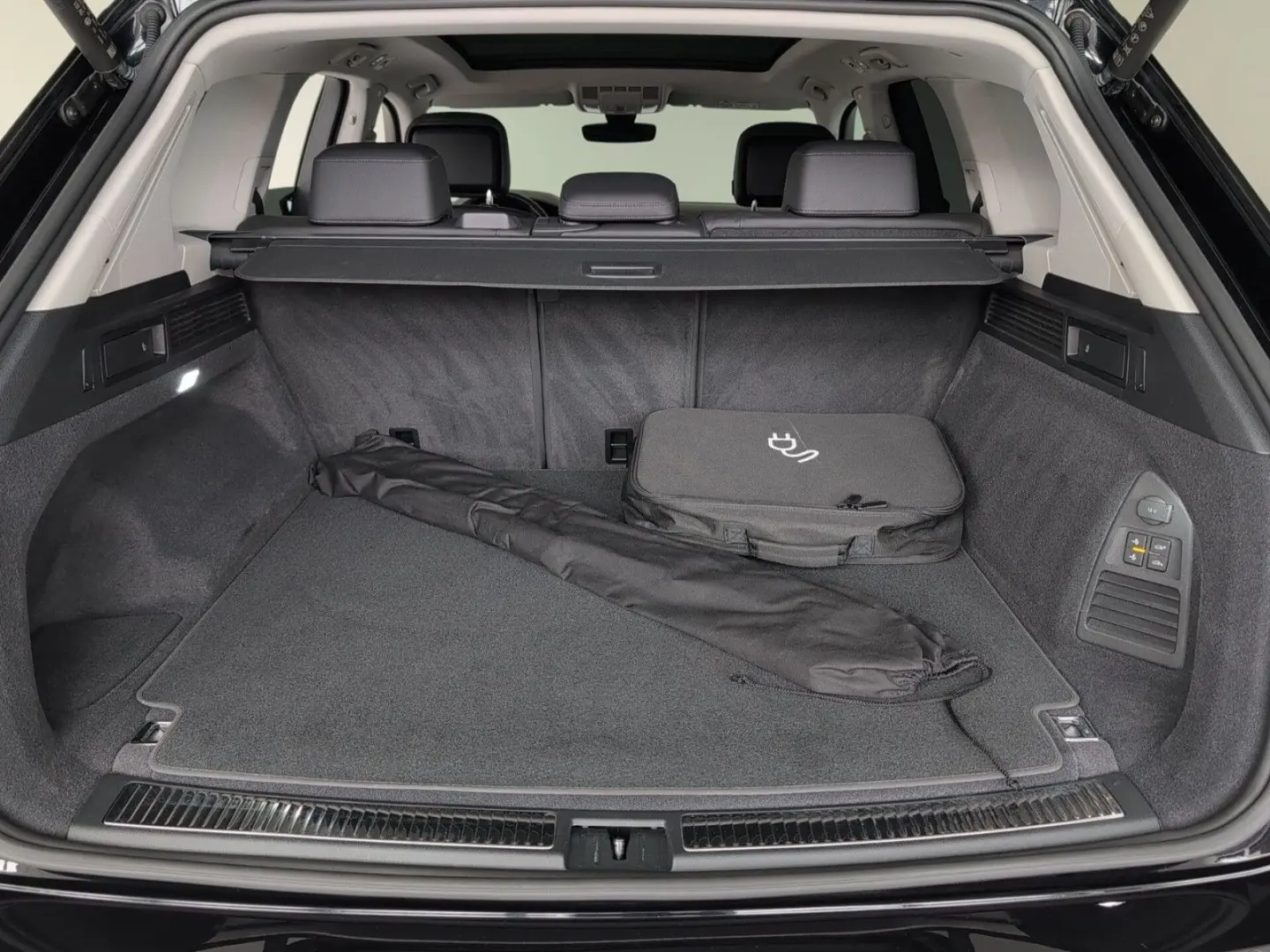 Touareg 3.0 V6 eHybrid 4M AHK PANO 21  HuD 49 Gr