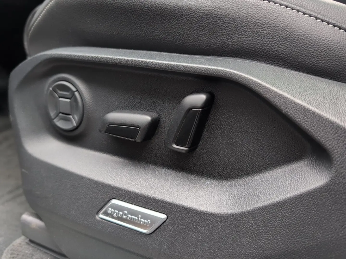 Touareg 3.0 V6 eHybrid 4M AHK PANO 21  HuD 49 Gr