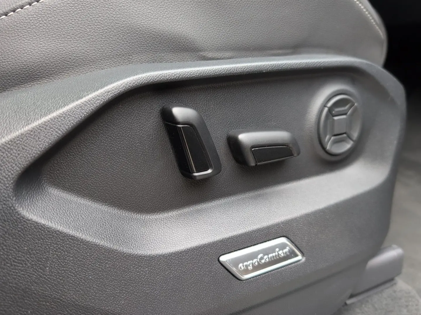 Touareg 3.0 V6 eHybrid 4M AHK PANO 21  HuD 49 Gr