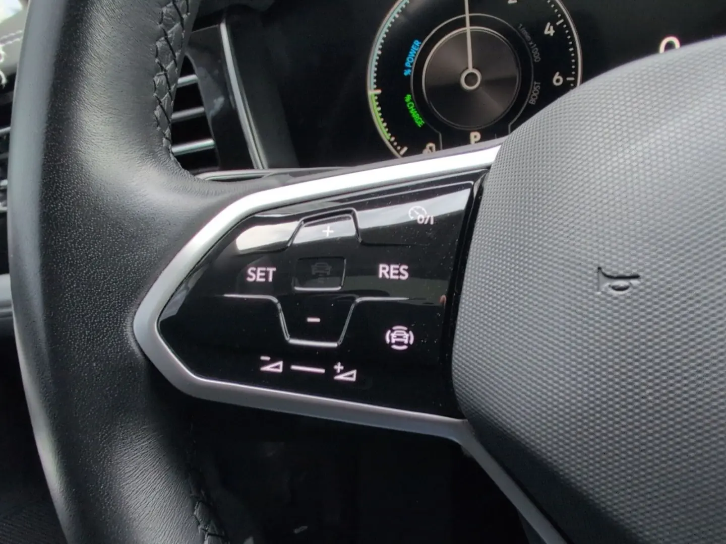 Touareg 3.0 V6 eHybrid 4M AHK PANO 21  HuD 49 Gr