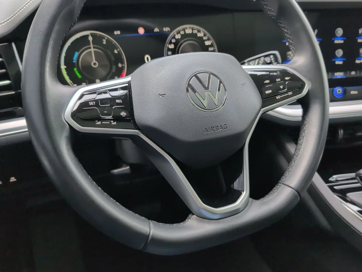 Touareg 3.0 V6 eHybrid 4M AHK PANO 21  HuD 49 Gr