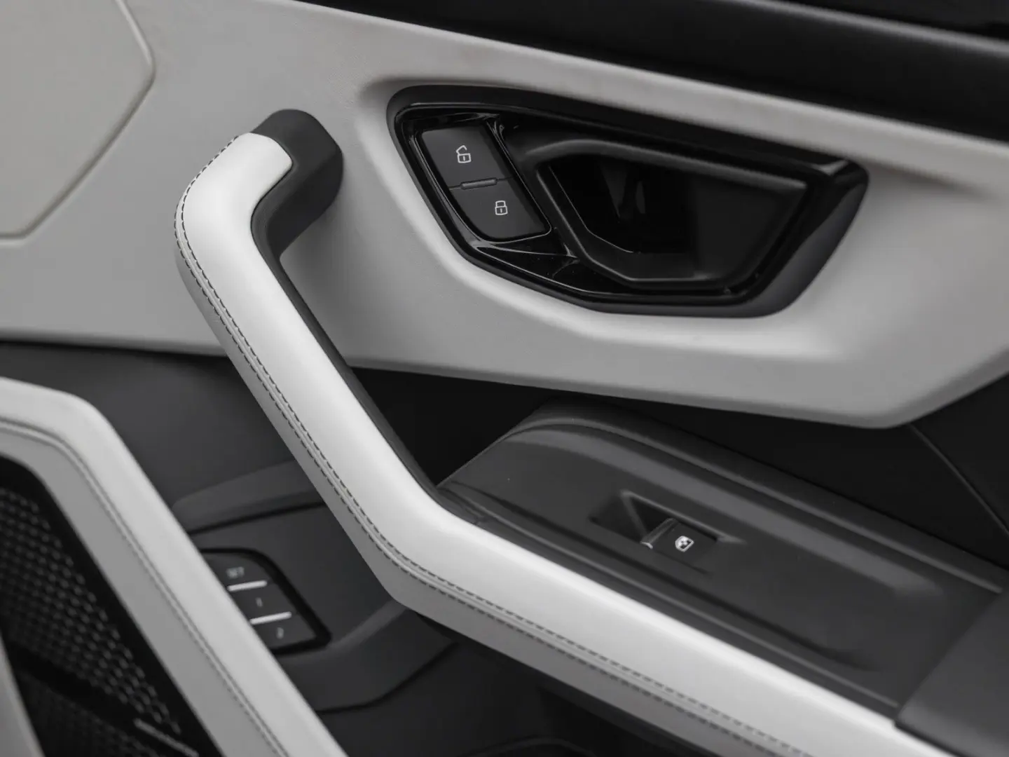 Urus SE   Viola Galaxias   Akrapovic   PPF