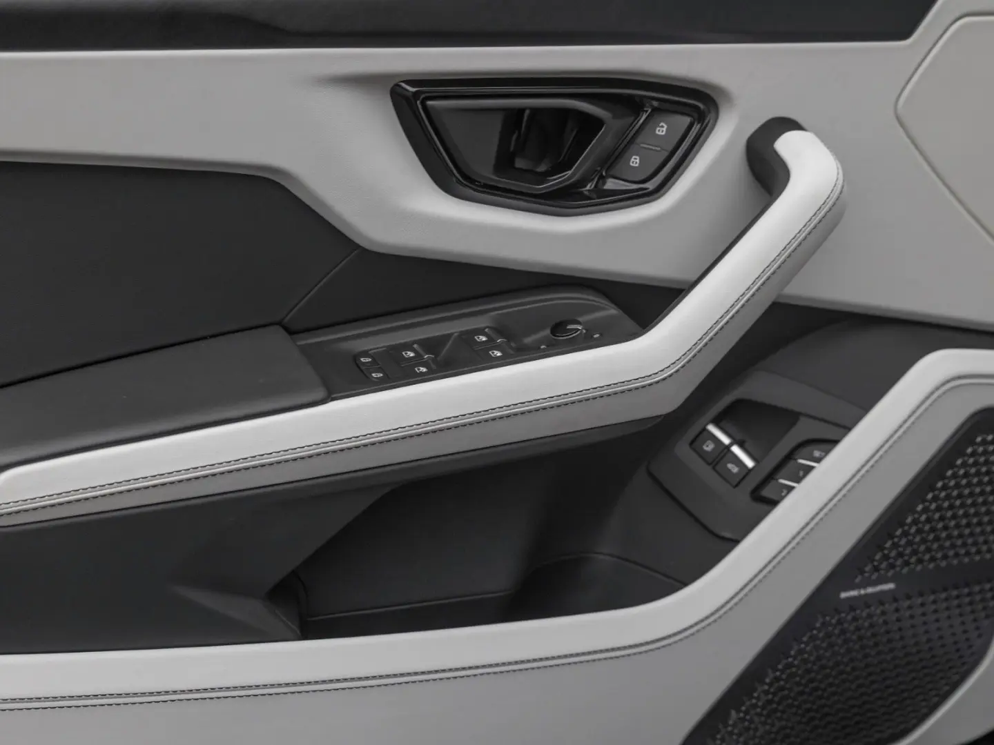 Urus SE   Viola Galaxias   Akrapovic   PPF