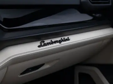 Urus SE   Viola Galaxias   Akrapovic   PPF