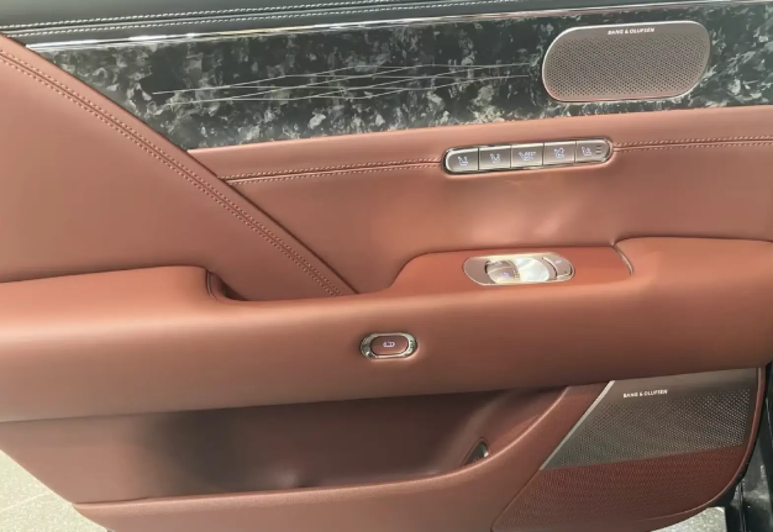 Genesis G90 3.5L Luxury Plus