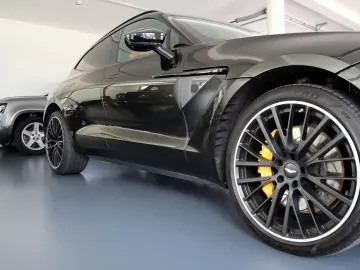 DBX 4.0 V8   23    Sport Exhaust   AHK   Carbon