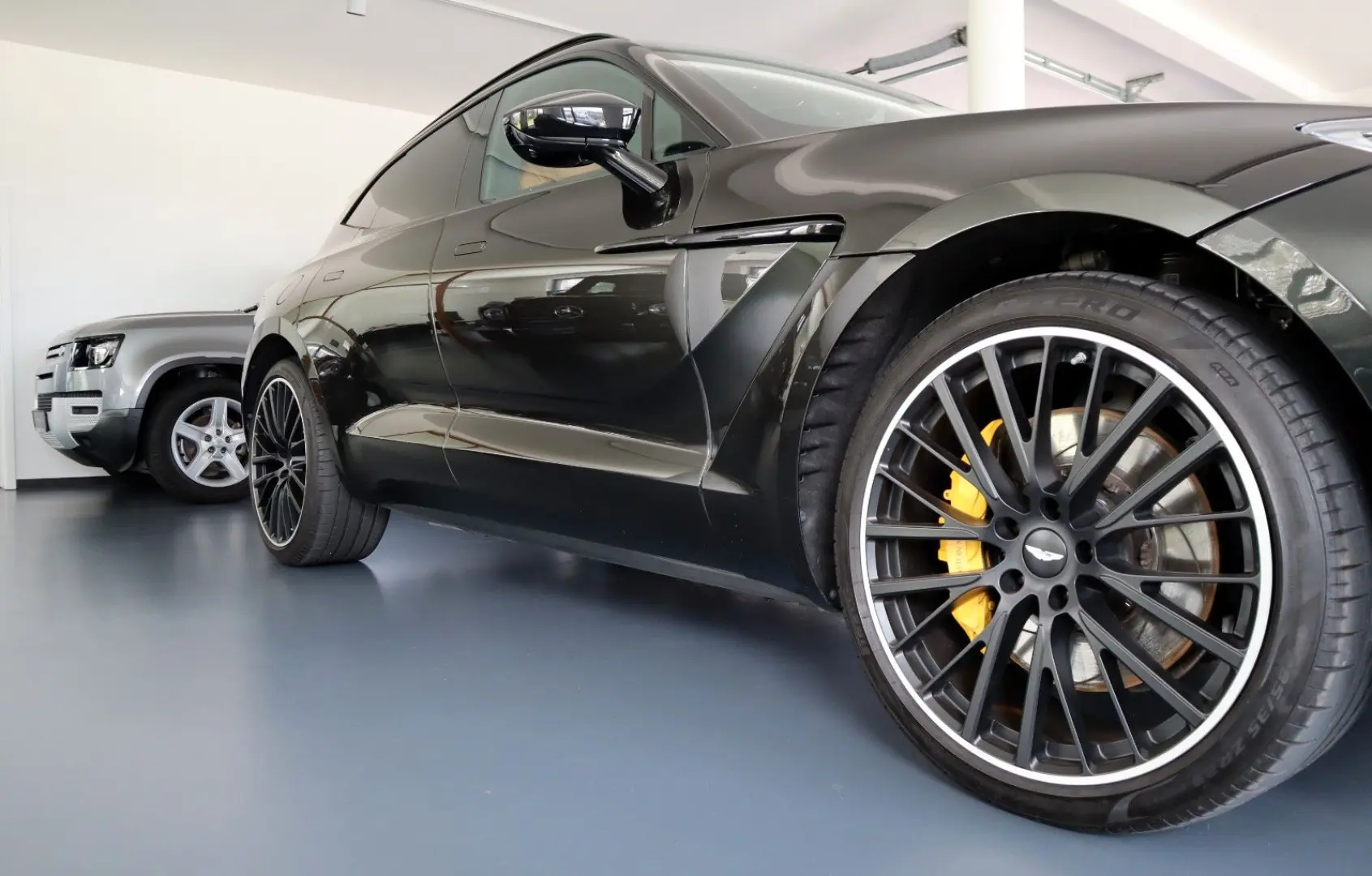 DBX 4.0 V8   23    Sport Exhaust   AHK   Carbon