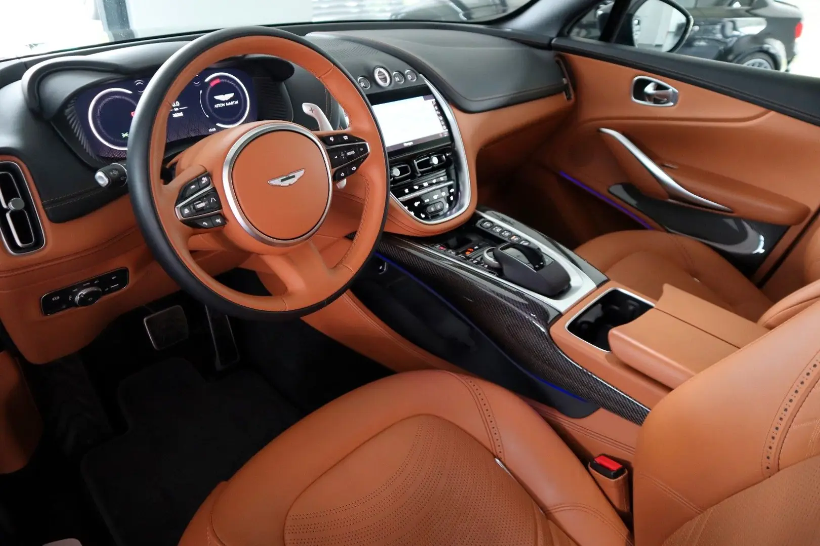 DBX 4.0 V8   23    Sport Exhaust   AHK   Carbon