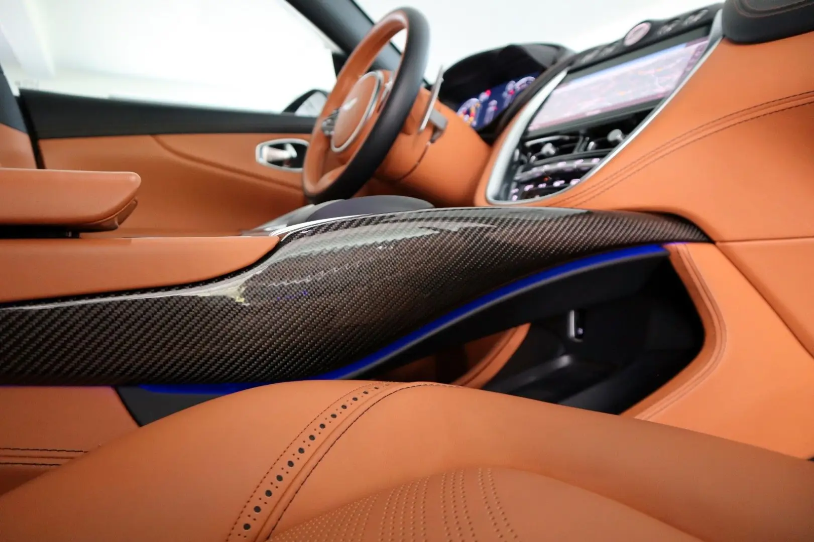 DBX 4.0 V8   23    Sport Exhaust   AHK   Carbon