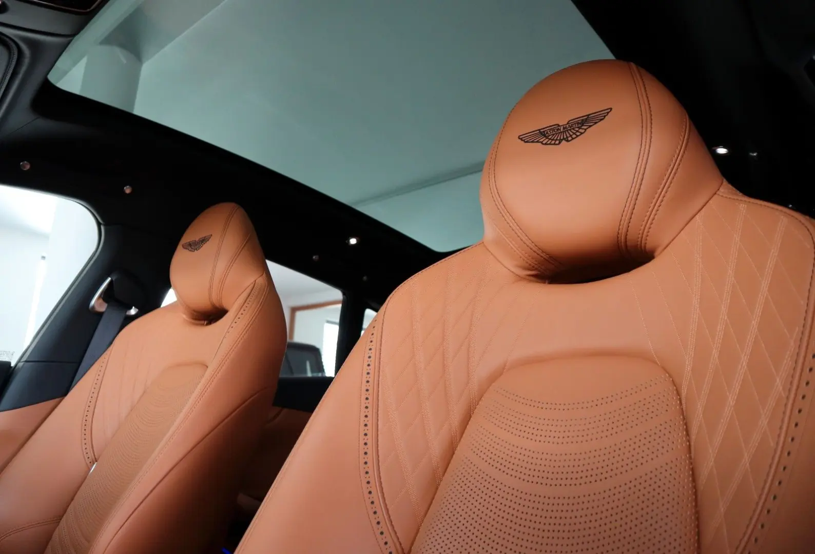 DBX 4.0 V8   23    Sport Exhaust   AHK   Carbon