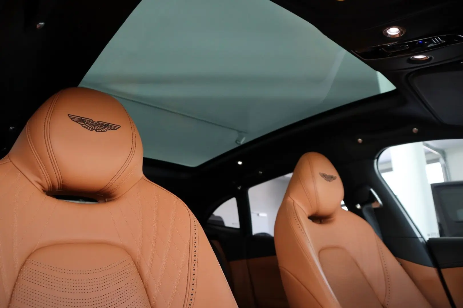 DBX 4.0 V8   23    Sport Exhaust   AHK   Carbon