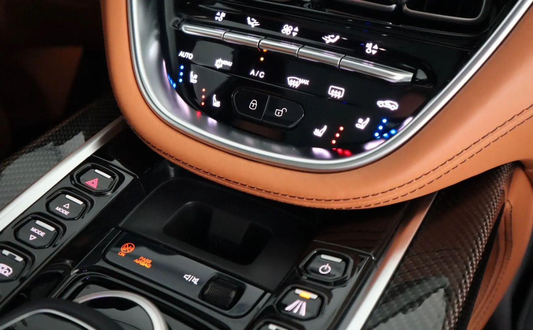 DBX 4.0 V8   23    Sport Exhaust   AHK   Carbon