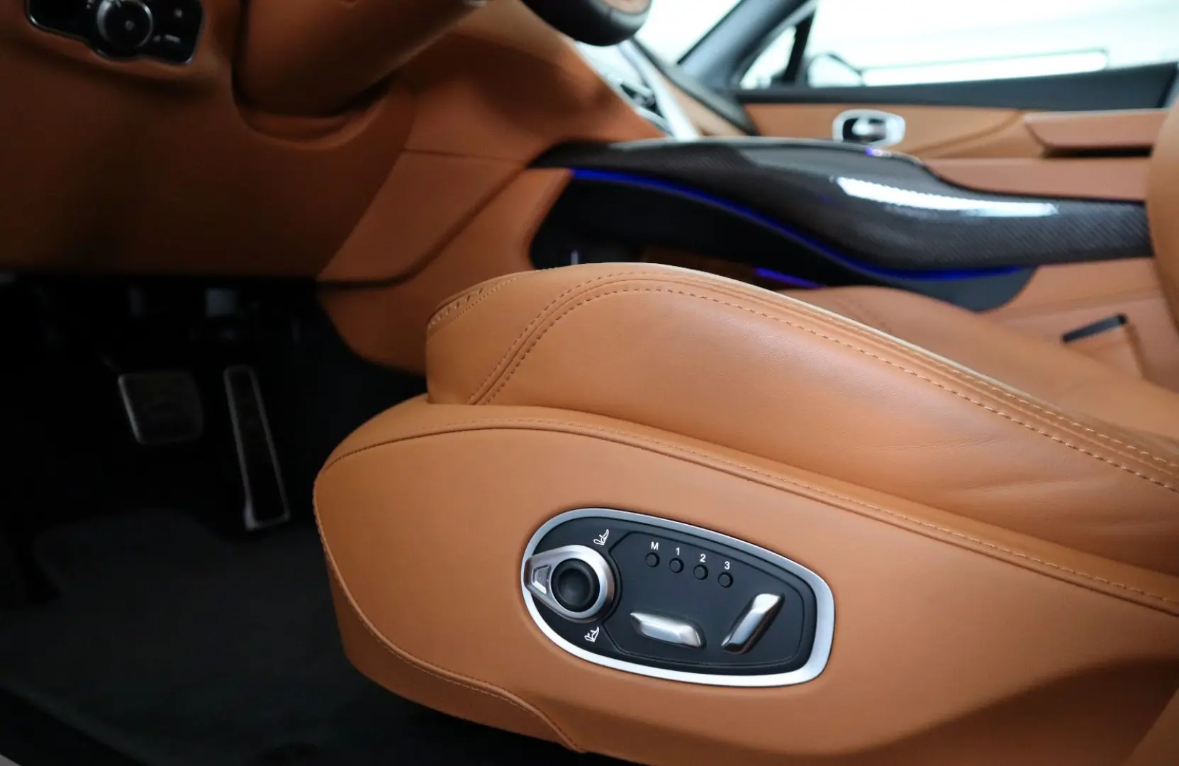 DBX 4.0 V8   23    Sport Exhaust   AHK   Carbon