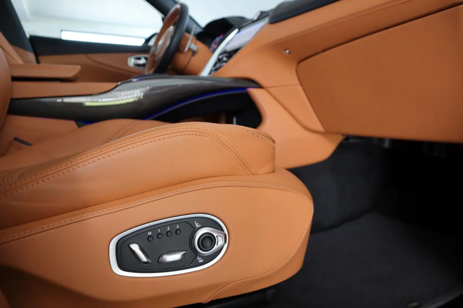 DBX 4.0 V8   23    Sport Exhaust   AHK   Carbon