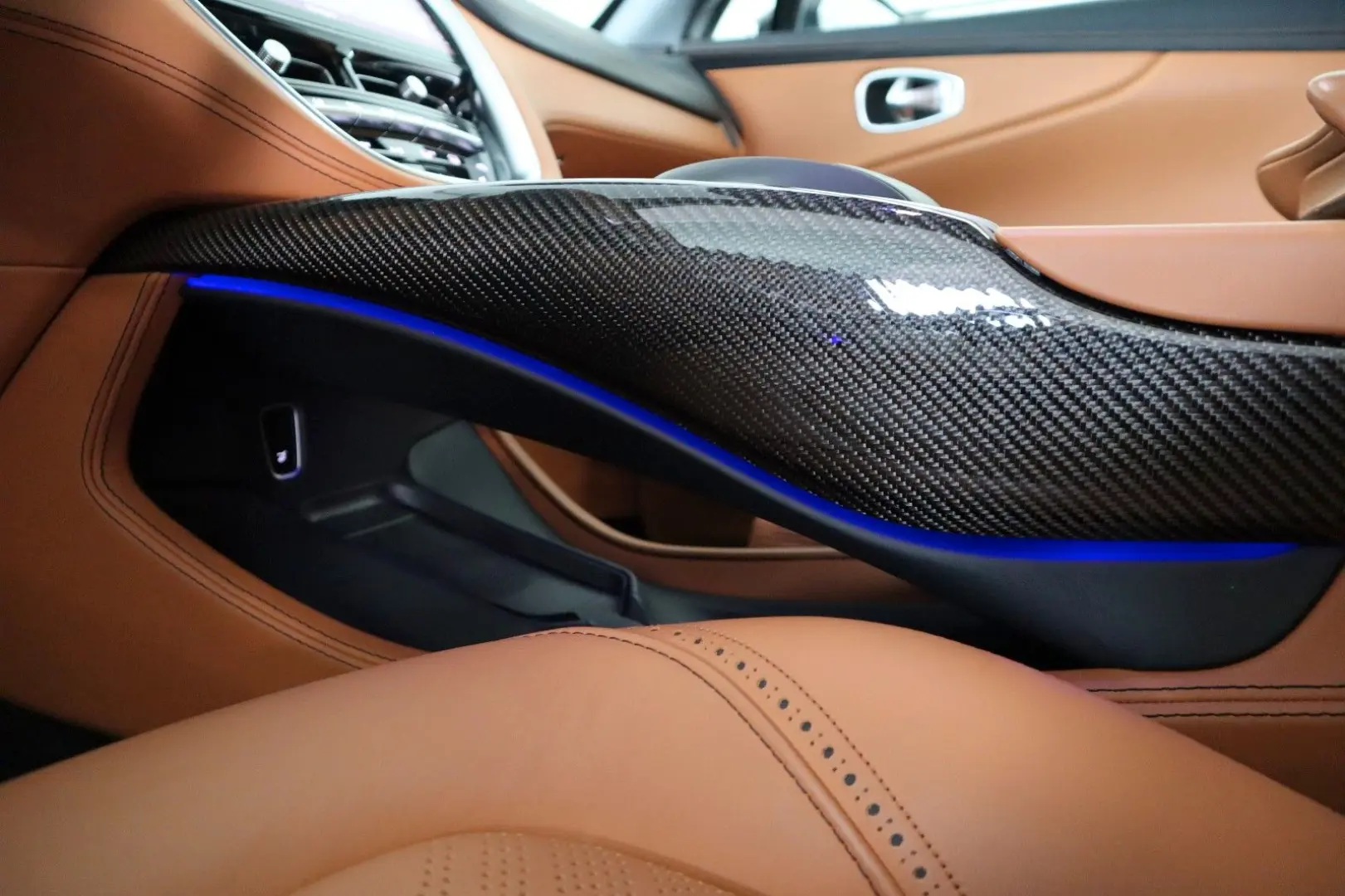 DBX 4.0 V8   23    Sport Exhaust   AHK   Carbon