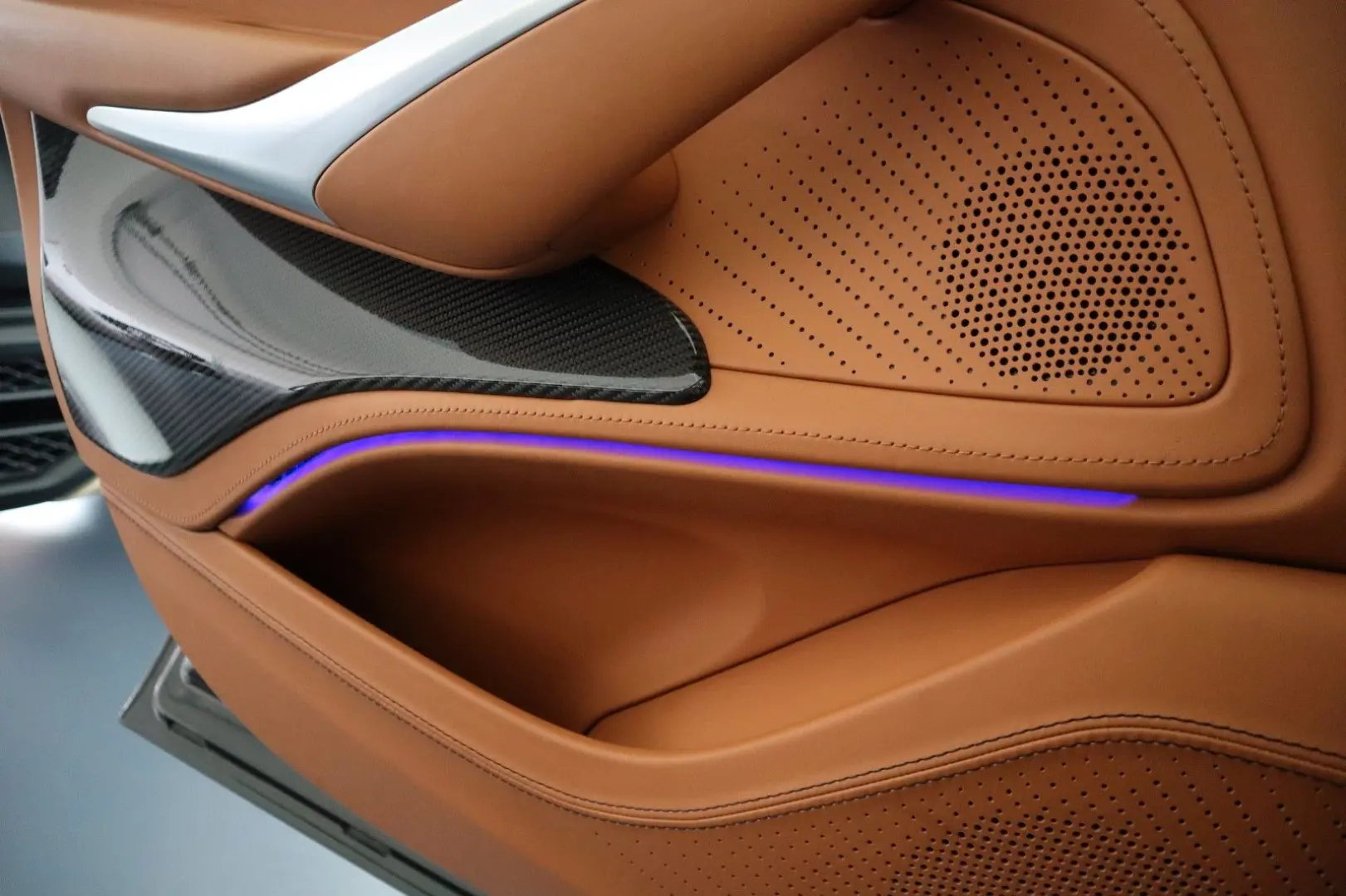 DBX 4.0 V8   23    Sport Exhaust   AHK   Carbon