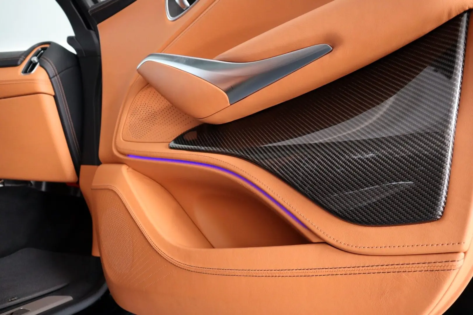 DBX 4.0 V8   23    Sport Exhaust   AHK   Carbon