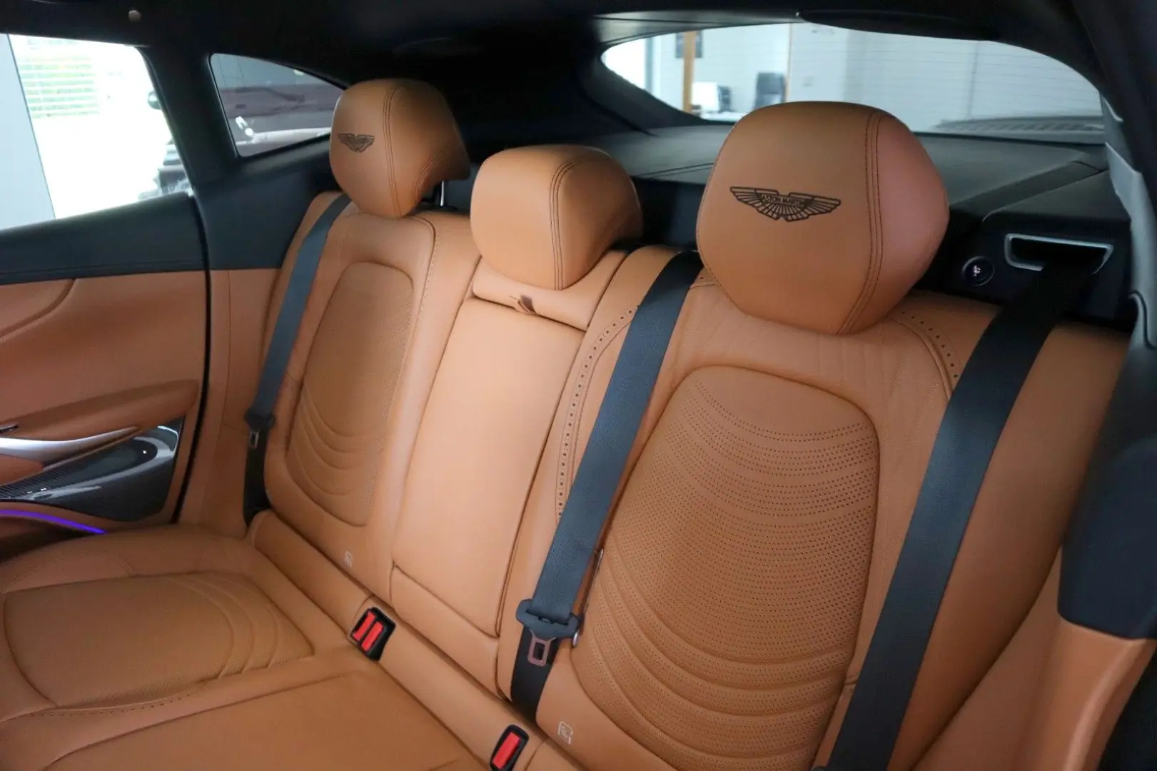 DBX 4.0 V8   23    Sport Exhaust   AHK   Carbon