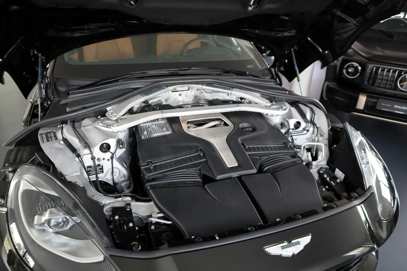 DBX 4.0 V8   23    Sport Exhaust   AHK   Carbon