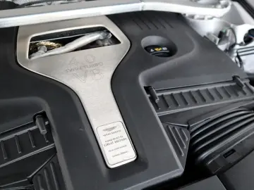 DBX 4.0 V8   23    Sport Exhaust   AHK   Carbon