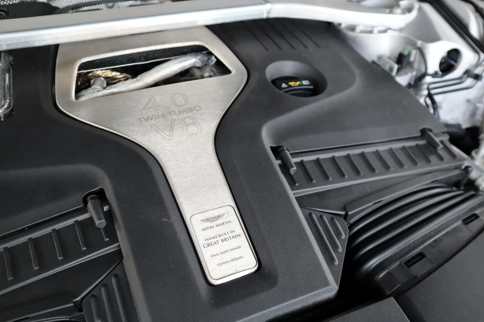 DBX 4.0 V8   23    Sport Exhaust   AHK   Carbon