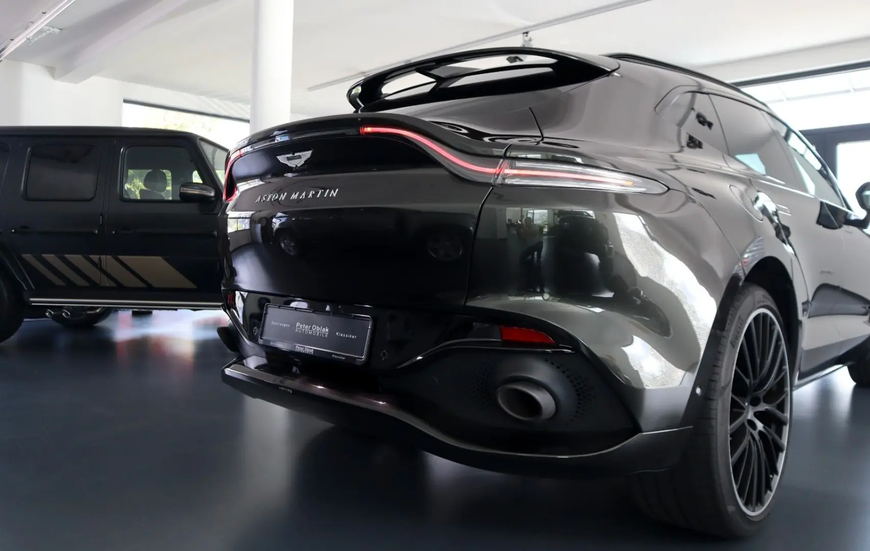 DBX 4.0 V8   23    Sport Exhaust   AHK   Carbon