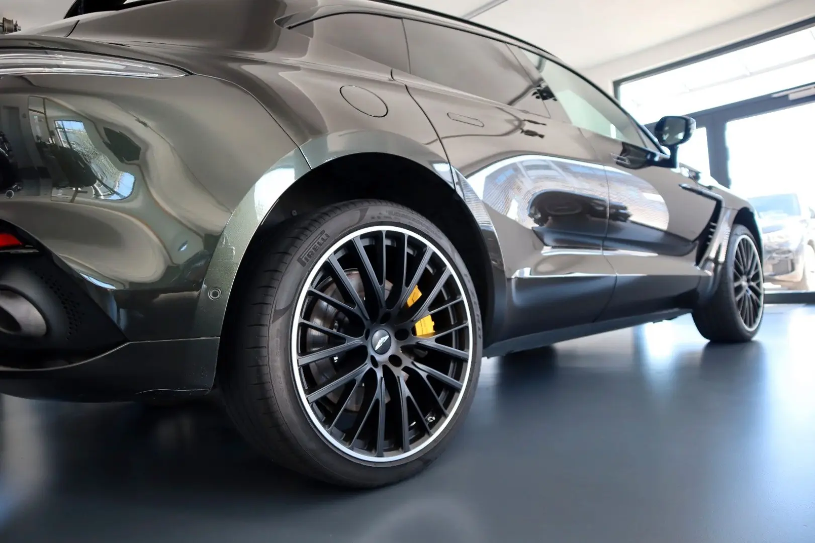 DBX 4.0 V8   23    Sport Exhaust   AHK   Carbon