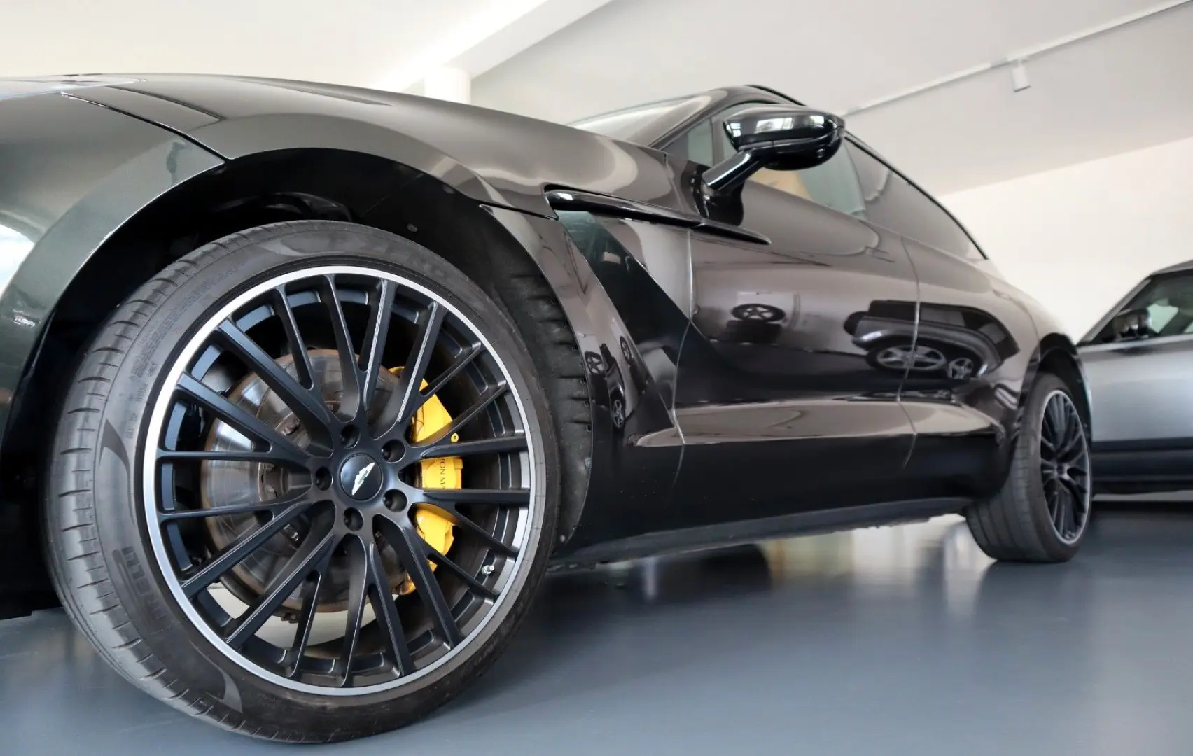 DBX 4.0 V8   23    Sport Exhaust   AHK   Carbon