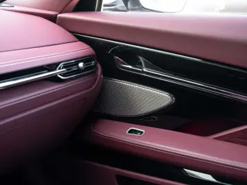 DB12 V8 Coupe Vorführwagen