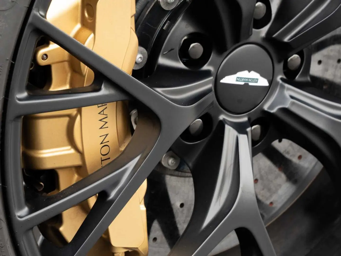 DB12 V8 Coupe Carbon Paket   Ceramic Bremsen