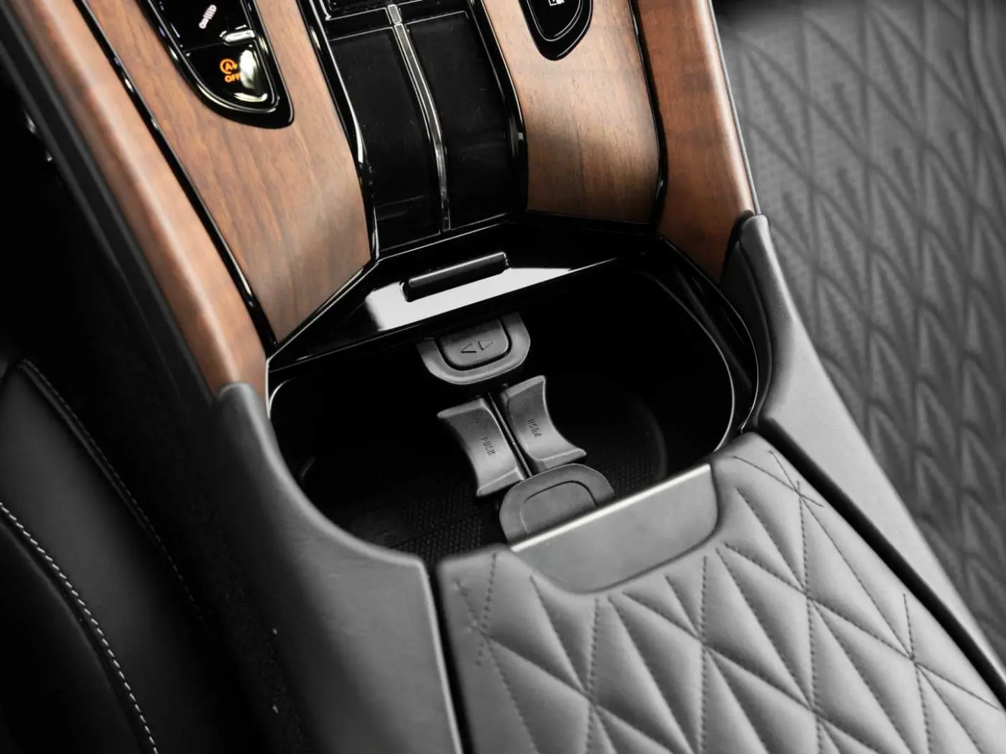 DB12 V8 Coupe Carbon Paket   Ceramic Bremsen