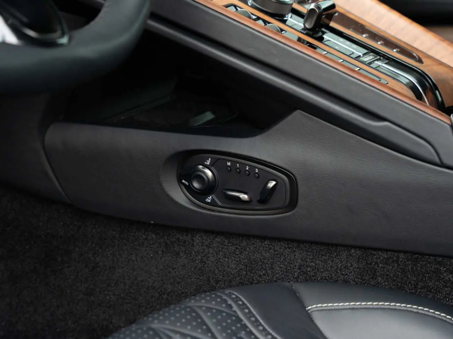 DB12 V8 Coupe Carbon Paket   Ceramic Bremsen