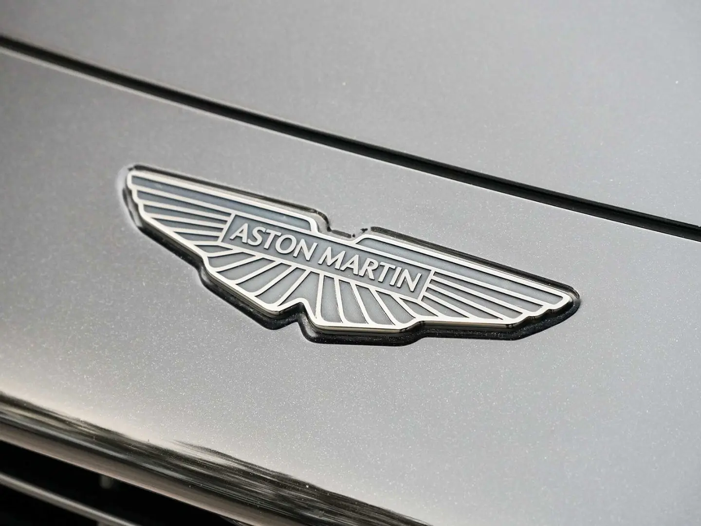 DB12 Volante Californian Poppy Carbonbremse  B&W