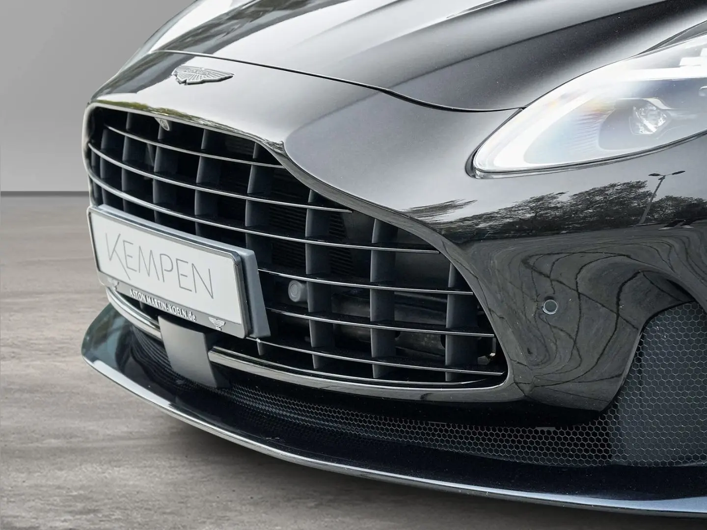 DB12 Volante Californian Poppy Carbonbremse  B&W