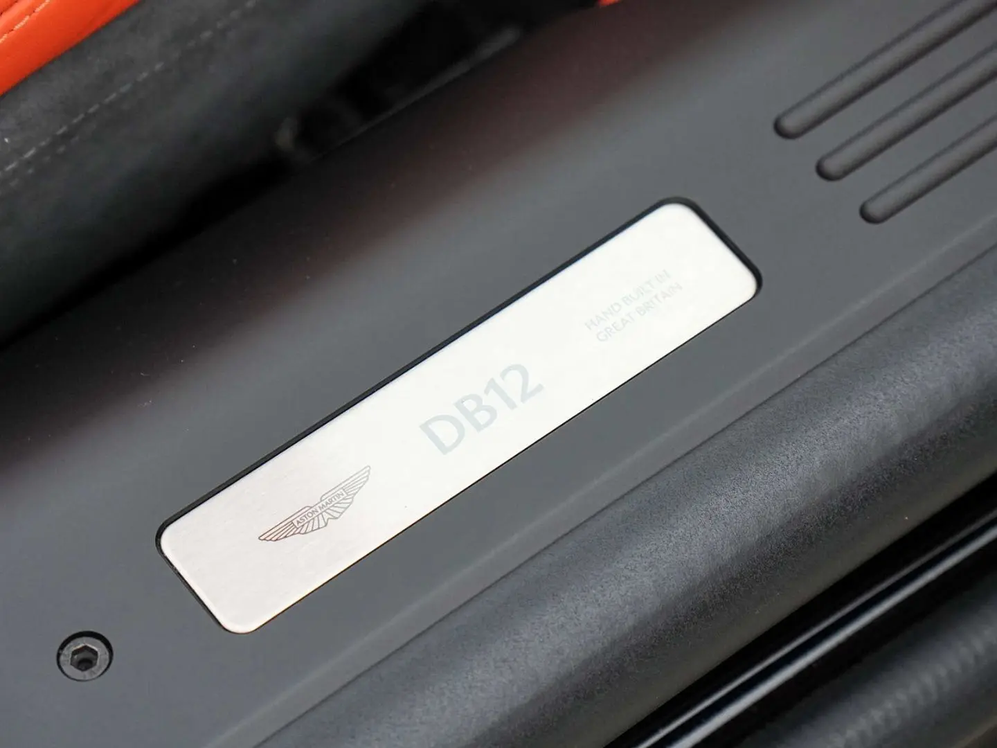 DB12 Volante Californian Poppy Carbonbremse  B&W