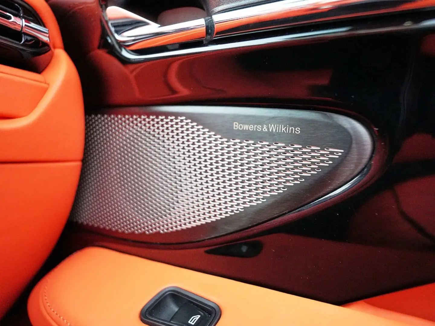 DB12 Volante Californian Poppy Carbonbremse  B&W