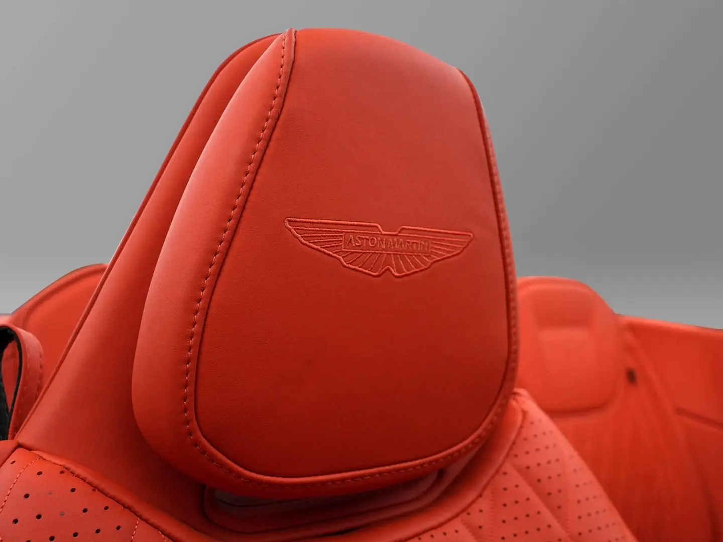 DB12 Volante Californian Poppy Carbonbremse  B&W