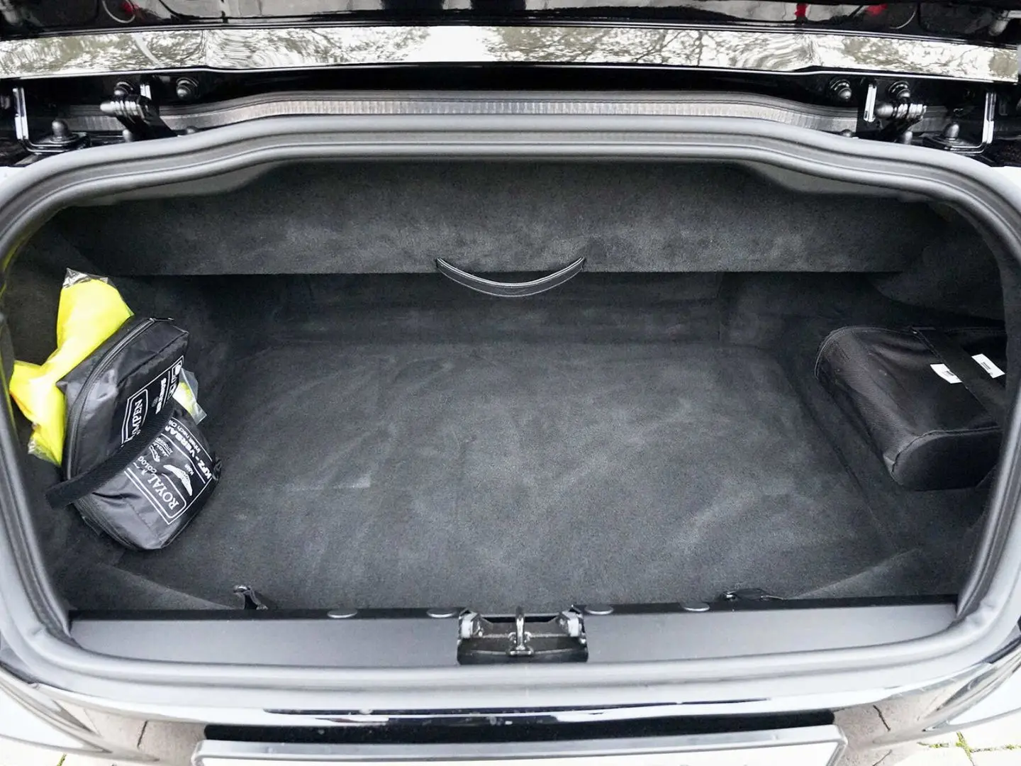 DB12 Volante Californian Poppy Carbonbremse  B&W