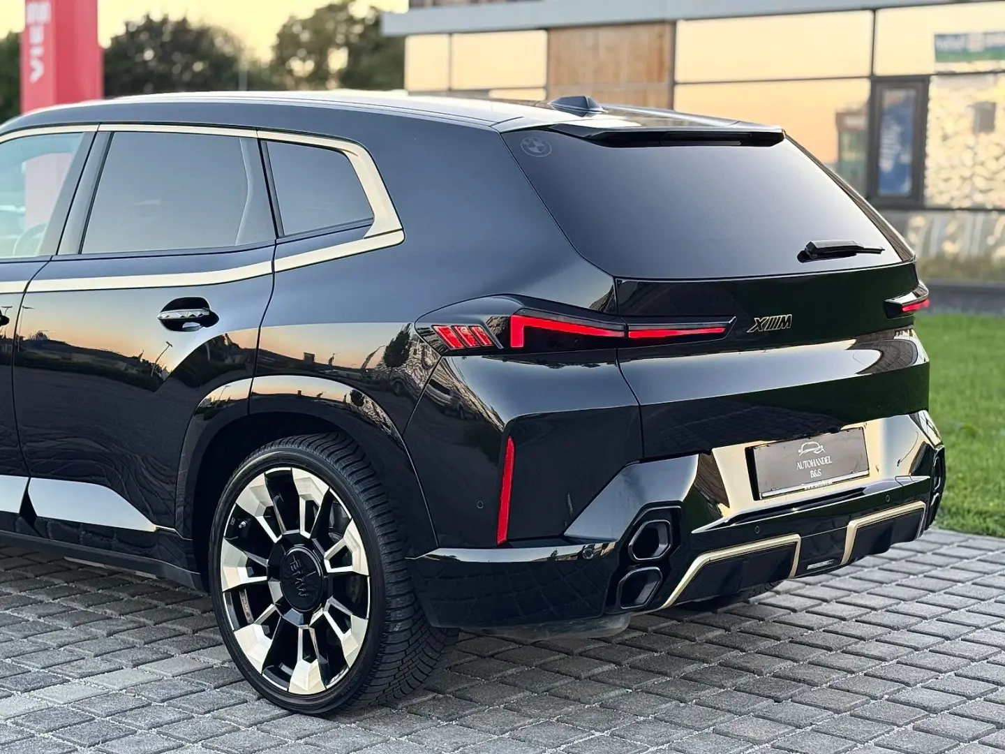 XM  BLACK-GOLD  B&W  FULL