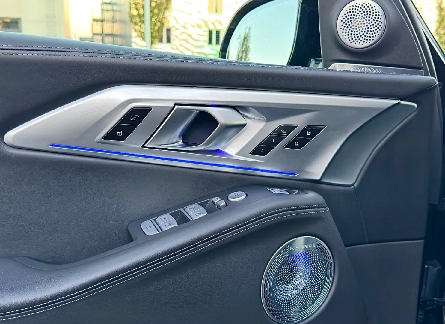 XM  BLACK-GOLD  B&W  FULL