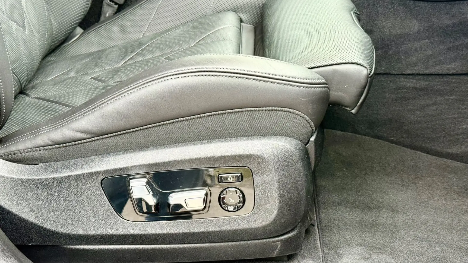 XM B&W  Gar. bis 05 2029   Akrapovic Ausp.