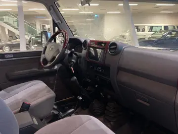 Land Cruiser GRJ 71 Deluxe  WENIG KM MY21