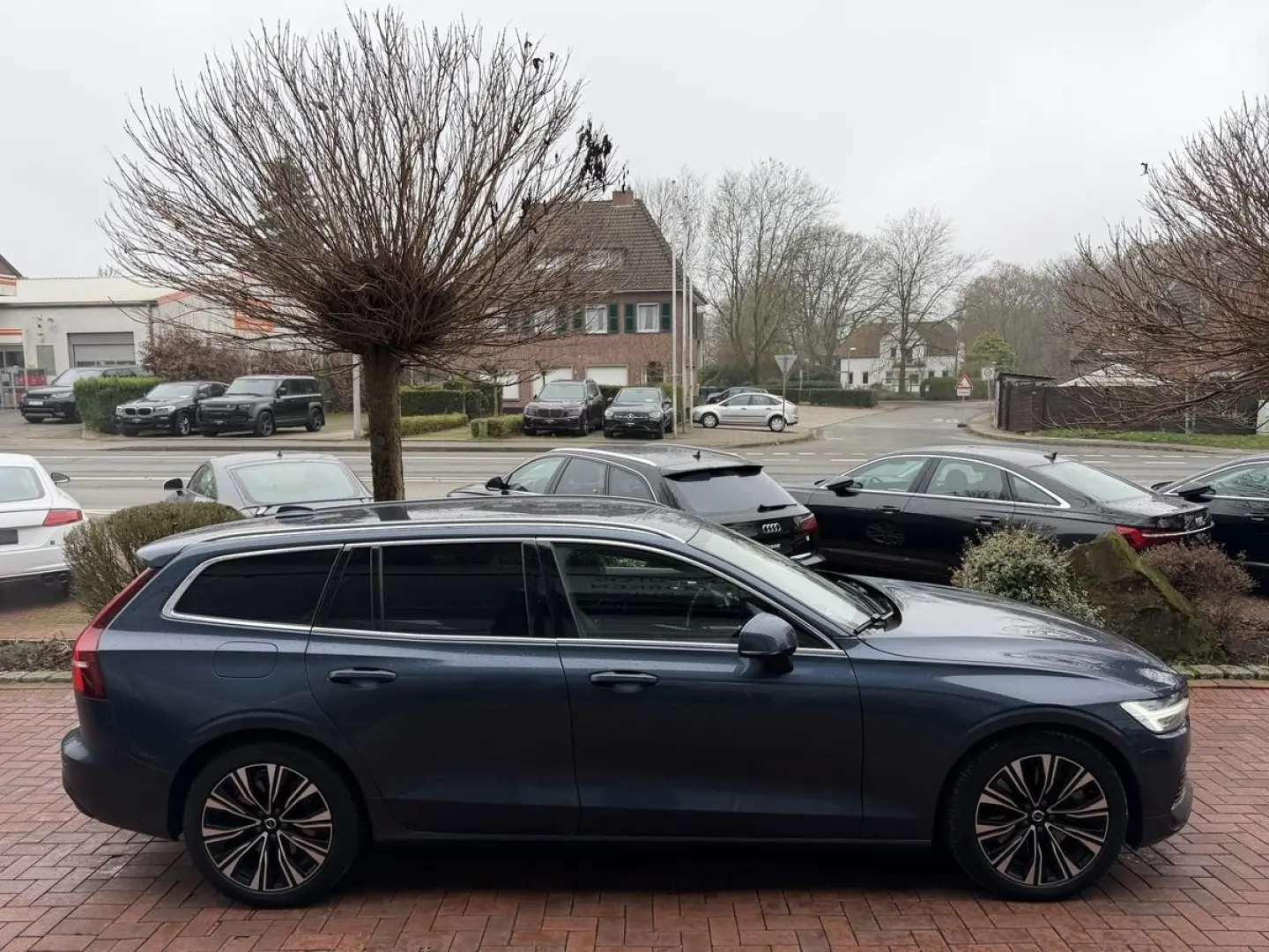 V60  T6 Recharge AWD Plus Bright LED 360 Standhz