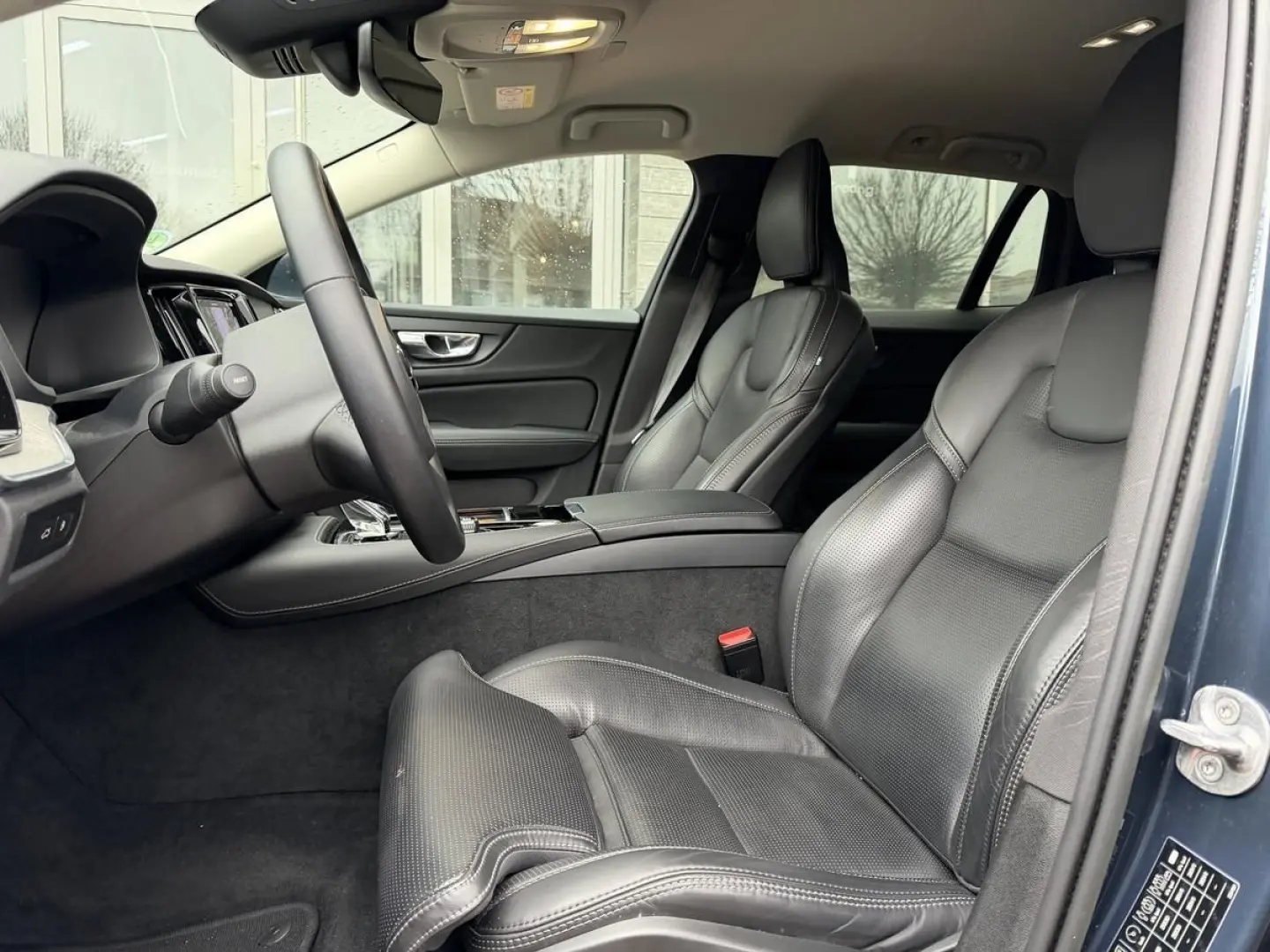 V60  T6 Recharge AWD Plus Bright LED 360 Standhz