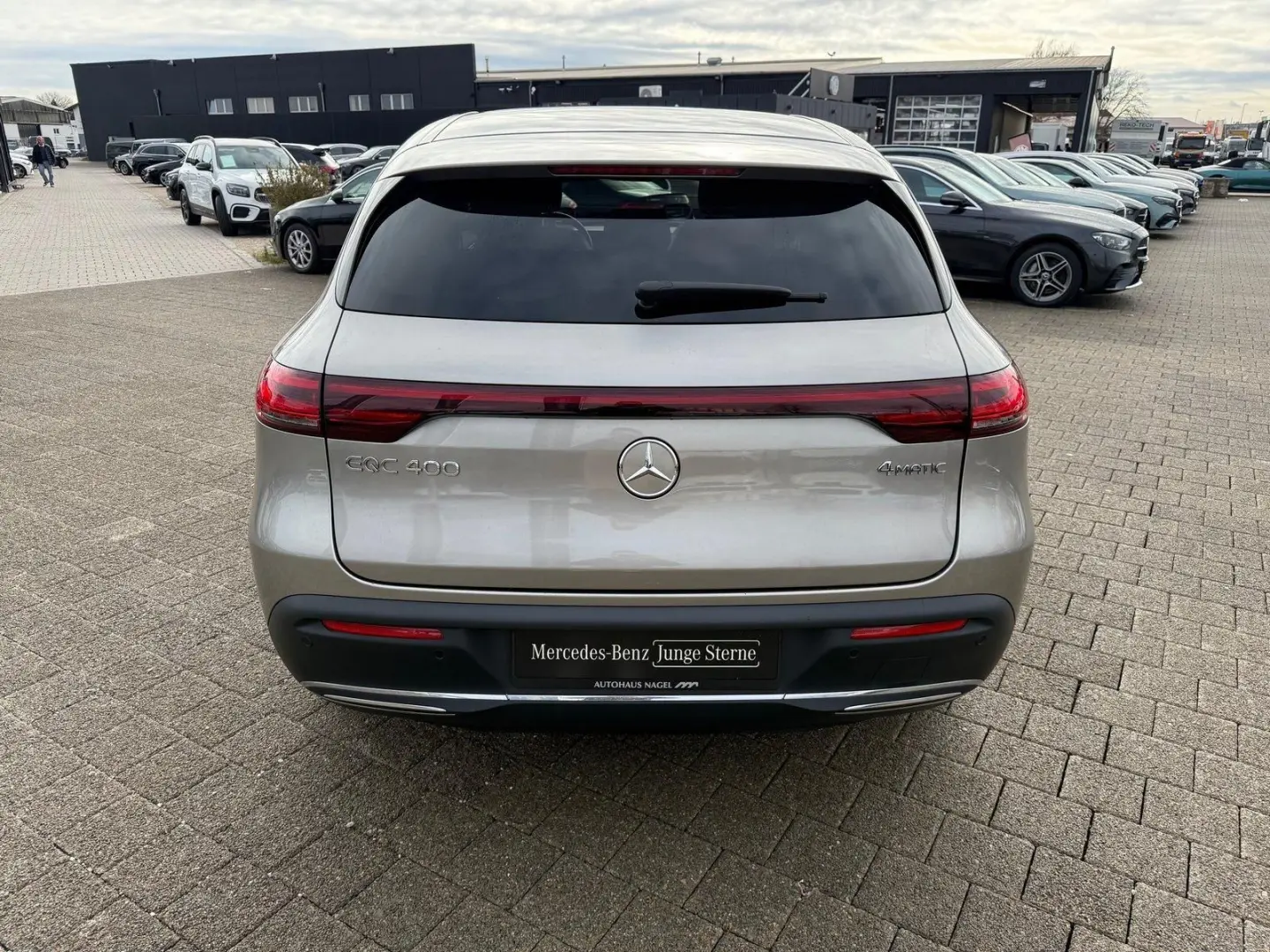 EQC 400 4M DISTR Sitzklima Memory HeadUp MBeam