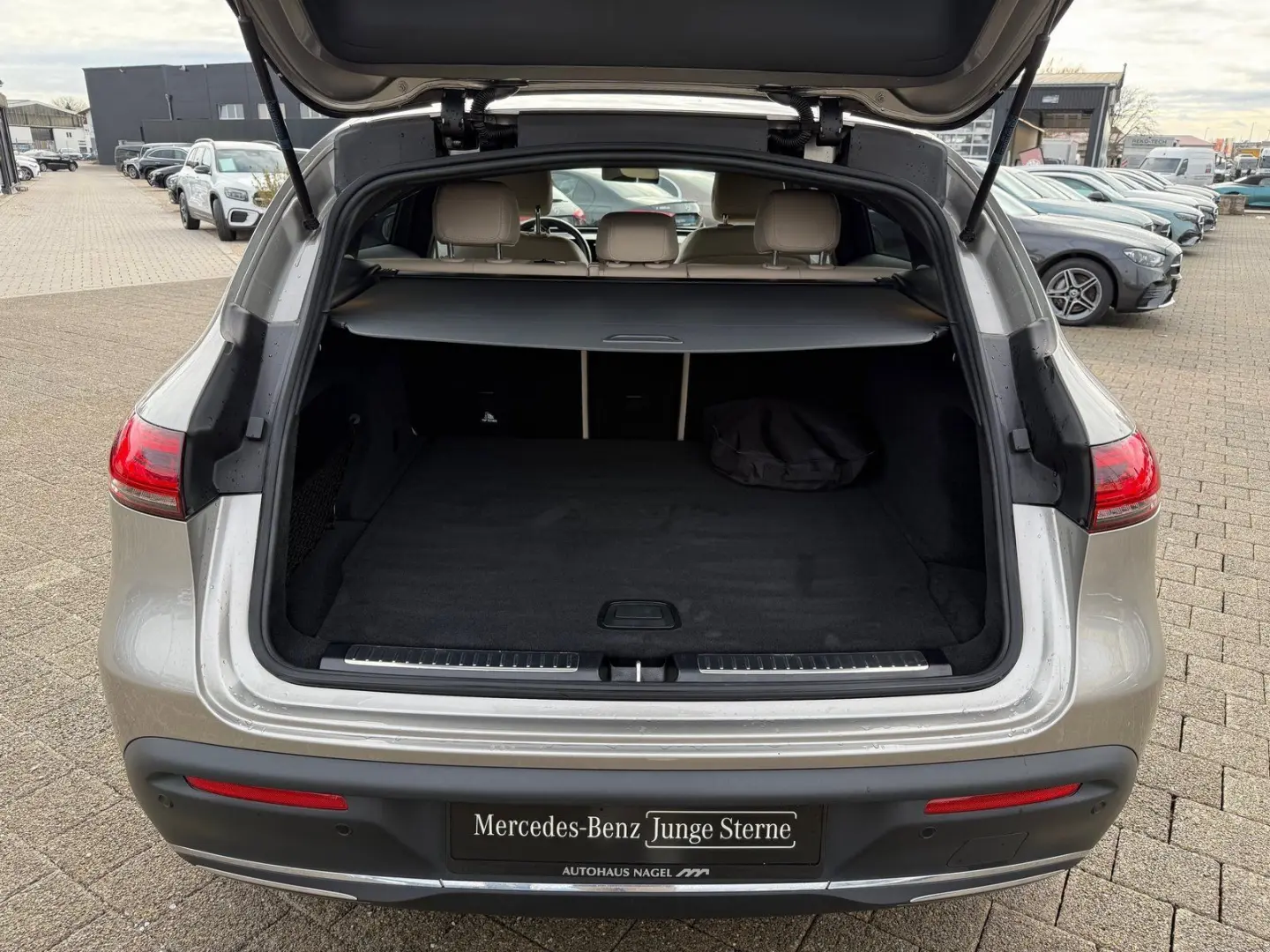 EQC 400 4M DISTR Sitzklima Memory HeadUp MBeam