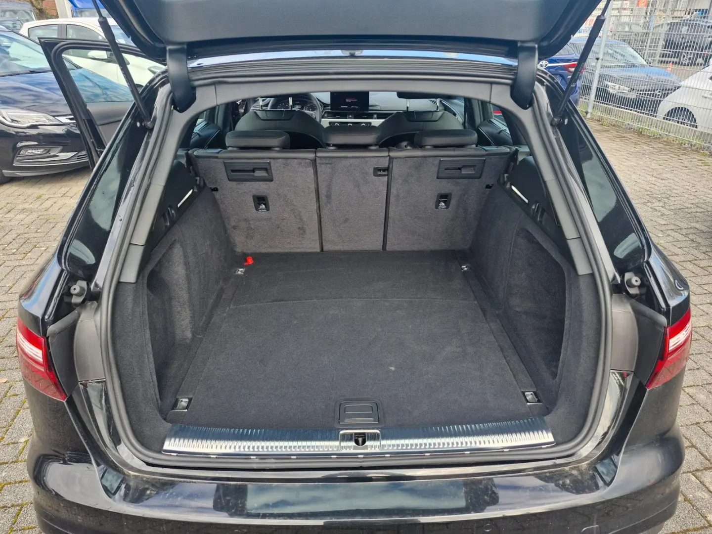 A4 Avant 40 TFSI quattro S line   1. HAND